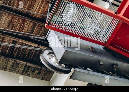 Schwangau, Allemagne - 12 août 2023 : gros plan sur le mécanisme de levage du téléphérique de Tegelberg, sur la montagne de Tegelberg près de Schwangau dans le sud Banque D'Images