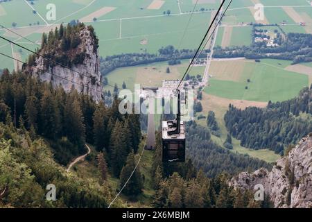 Schwangau, Allemagne - 12 août 2023 : le téléphérique de Tegelberg, sur la montagne de Tegelberg près de Schwangau, dans le sud de la Bavière. Banque D'Images