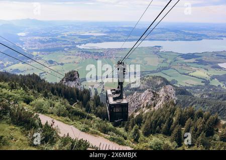 Schwangau, Allemagne - 12 août 2023 : le téléphérique de Tegelberg, sur la montagne de Tegelberg près de Schwangau, dans le sud de la Bavière. Banque D'Images