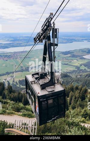 Schwangau, Allemagne - 12 août 2023 : le téléphérique de Tegelberg, sur la montagne de Tegelberg près de Schwangau, dans le sud de la Bavière. Banque D'Images