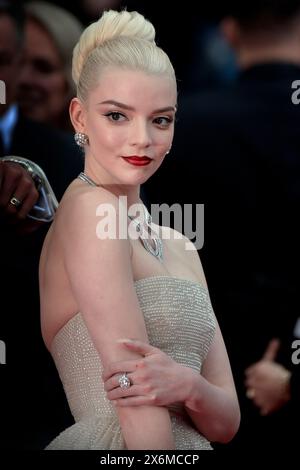 Cannes, France. 15 mai 2024. CANNES, FRANCE - 15 MAI : Anya Taylor-Joy assiste au tapis rouge 'Furiosa : a Mad Max Saga' (Furiosa : une Saga Mad Max) lors de la 77e édition du Festival de Cannes au Palais des Festivals le 15 mai 2024 à Cannes, France. Crédit : dpa/Alamy Live News Banque D'Images