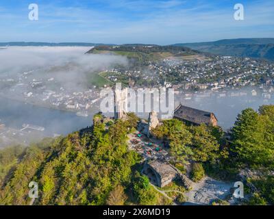 Vue aérienne des ruines de Grevenburg près de Traben-Trarbach dans la brume matinale, Moselle, vallée de la Moselle, Hunsrück, Rhénanie-Palatinat, Allemagne Banque D'Images