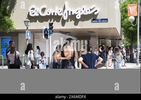 Madrid, Espagne. 11 mai 2024. Les acheteurs et les piétons sont vus à l'extérieur du plus grand magasin espagnol El Corte Ingles et logo en Espagne. (Crédit image : © Xavi Lopez/SOPA images via ZUMA Press Wire) USAGE ÉDITORIAL SEULEMENT! Non destiné à UN USAGE commercial ! Banque D'Images