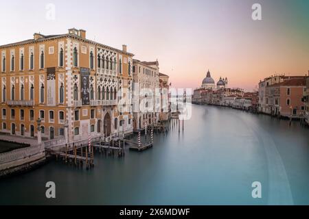 Lever de soleil sur le Grand canal, longue exposition, Grand canal, Santa Maria della Salute, Venise, Vénétie, Italie Banque D'Images