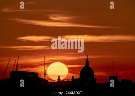 Londres, Royaume-Uni. 15 mai 2024. Météo britannique : coucher de soleil dramatique en soirée près de la cathédrale Saint Paul. Crédit : Guy Corbishley/Alamy Live News Banque D'Images