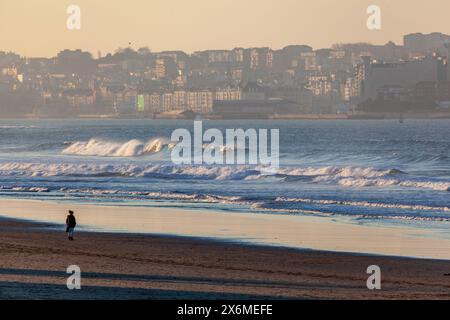 Les gens sur la plage, côte atlantique Santander Espagne Banque D'Images