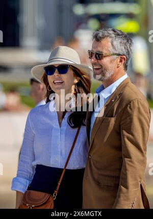 Oslo, norvégien. 15 mai 2024. Le roi Frederik et la reine Mary marchent le long de la promenade du port Bjørvika crédit : Albert Nieboer POINT THE vue OUT/dpa/Alamy Live News Banque D'Images