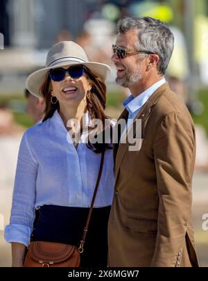 Oslo, norvégien. 15 mai 2024. Le roi Frederik et la reine Mary marchent le long de la promenade du port Bjørvika crédit : Albert Nieboer POINT THE vue OUT/dpa/Alamy Live News Banque D'Images