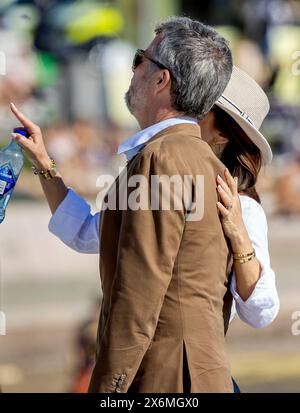 Oslo, norvégien. 15 mai 2024. Le roi Frederik et la reine Mary marchent le long de la promenade du port Bjørvika crédit : Albert Nieboer POINT THE vue OUT/dpa/Alamy Live News Banque D'Images