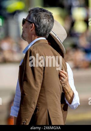 Oslo, norvégien. 15 mai 2024. Le roi Frederik et la reine Mary marchent le long de la promenade du port Bjørvika crédit : Albert Nieboer POINT THE vue OUT/dpa/Alamy Live News Banque D'Images