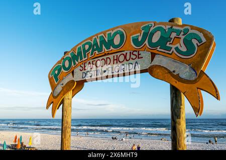 Pompano Joe's restaurant et bar panneau d'entrée de plage, à Miramar Beach, à l'est de destin, Floride, États-Unis, sur le golfe du Mexique. Banque D'Images