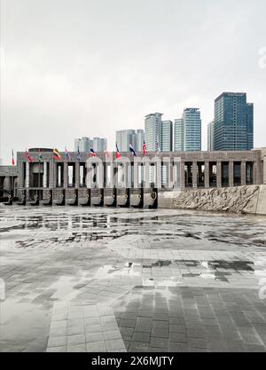 Place devant le Musée de la guerre de Corée sous la pluie, drapeaux, Séoul, Corée du Sud, Asie Banque D'Images