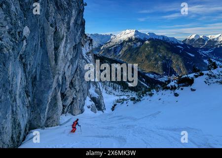 Femme en ski tour descend de la Biberwierer Scharte, contournement de Grünstein, montagnes Mieminger, Tyrol, Autriche Banque D'Images