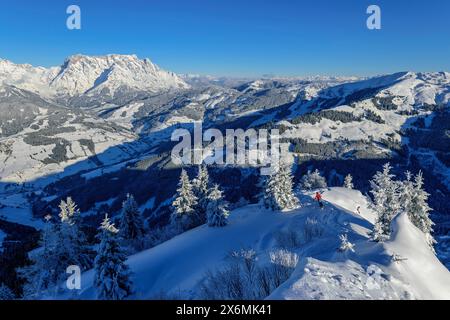 Femme en randonnée de ski descend du Schwalbenwand, Hochkönig en arrière-plan, Schwalbenwand, Salzbourg Slate Alpes, Salzbourg, Autriche Banque D'Images