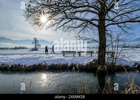 Deux personnes marchant le long du ruisseau à travers le Murnauer Moos, Murnau, haute-Bavière, Bavière, Allemagne Banque D'Images