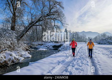 Homme et femme marchant le long du ruisseau à travers le Murnauer Moos, Murnau, haute-Bavière, Bavière, Allemagne Banque D'Images