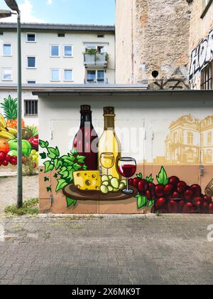 Murale "vin rouge, vin blanc, fromage et raisins" sur un garage derrière la Kleinmarkthalle, Francfort/main, Hesse, Allemagne Banque D'Images