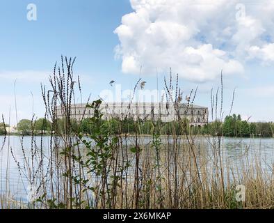 Congress Hall et Dutzendteich sur le terrain de rassemblement du parti nazi à Nuremberg, Bavière, Allemagne Banque D'Images