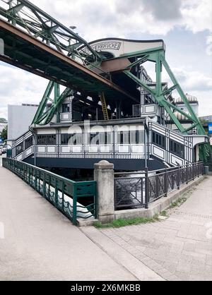 Gare ferroviaire suspendue "Werther Bücke", Wuppertal-Barmen, NRW, Allemagne Banque D'Images