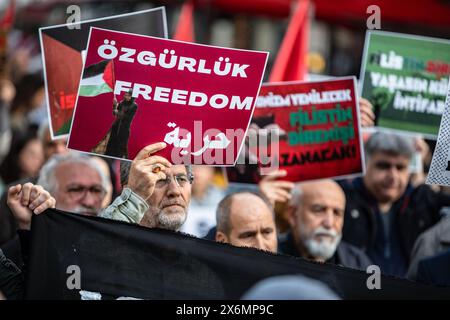 Istanbul, Turquie. 15 mai 2024. Un manifestant a été vu portant une pancarte indiquant ''liberté''. Les gens se rassemblent pour manifester contre les attaques israéliennes contre Gaza et pour commémorer le 76e anniversaire de la Journée de la Nakba à Istanbul, en Turquie. Une manifestation commémorative a eu lieu à Eminonu pour marquer la Journée de la Nakba. Les manifestants se sont rassemblés devant le grand bureau de poste (PTT) de Sirkeci et ont marché sur la place Eminonu. Crédit : SOPA images Limited/Alamy Live News Banque D'Images