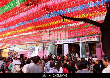 Séoul, Corée du Sud. 15 mai 2024. Les gens assistent à un service pour célébrer l'anniversaire de Bouddha au temple Jogyesa à Séoul, Corée du Sud, le 15 mai 2024. Crédit : Jun Hyosang/Xinhua/Alamy Live News Banque D'Images