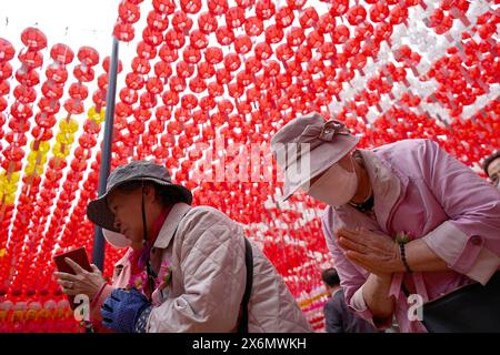 Séoul, Corée du Sud. 15 mai 2024. Les gens assistent à un service pour célébrer l'anniversaire de Bouddha au temple Jogyesa à Séoul, Corée du Sud, le 15 mai 2024. Crédit : Jun Hyosang/Xinhua/Alamy Live News Banque D'Images