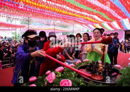 Séoul, Corée du Sud. 15 mai 2024. Les gens assistent à un service pour célébrer l'anniversaire de Bouddha au temple Jogyesa à Séoul, Corée du Sud, le 15 mai 2024. Crédit : Jun Hyosang/Xinhua/Alamy Live News Banque D'Images