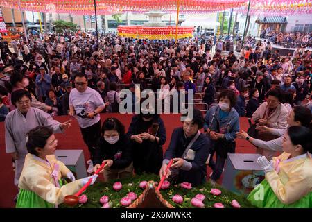 Séoul, Corée du Sud. 15 mai 2024. Les gens assistent à un service pour célébrer l'anniversaire de Bouddha au temple Jogyesa à Séoul, Corée du Sud, le 15 mai 2024. Crédit : Jun Hyosang/Xinhua/Alamy Live News Banque D'Images