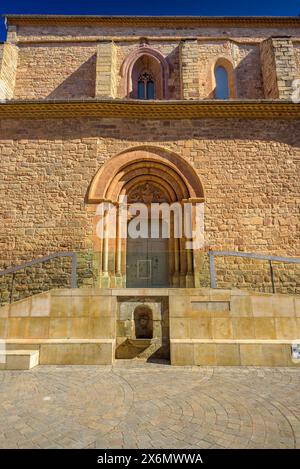 Façade de l'église de Sant Pere d'Or, dans le village de Santpedor (Bages, Barcelone, ​​Catalonia, Espagne) ESP : Fachada de la iglesia de Santpedor Banque D'Images