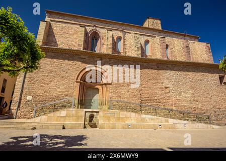 Façade de l'église de Sant Pere d'Or, dans le village de Santpedor (Bages, Barcelone, ​​Catalonia, Espagne) ESP : Fachada de la iglesia de Santpedor Banque D'Images