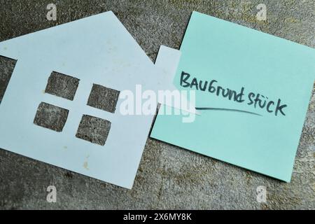 Concept d'apprentissage de la langue - Allemand. Baugrundsted ça signifie Building Ground écrit sur des notes adhésives. Langue allemande isolée sur la table en bois. Banque D'Images