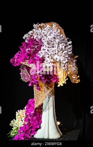 Grand bouquet d'orchidées blanches et roses dans un grand vase. Photo de haute qualité Banque D'Images