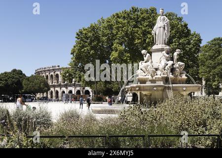 Nîmes, France.11 juin, 2022.la Fontaine Pradier avec une statue de l'ancienne déesse et quatre statues d'hommes et de femmes à Nîmes, France Banque D'Images