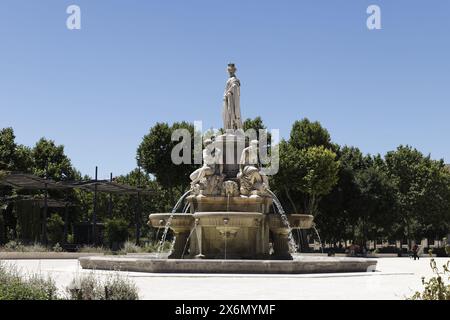 Nîmes, France.11 juin, 2022.la Fontaine Pradier avec une statue de l'ancienne déesse et quatre statues d'hommes et de femmes à Nîmes, France Banque D'Images