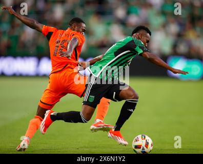 Austin, Texas, États-Unis. 15 mai 2024. L'attaquant de l'Austin FC JÃ¡der Obrian (11 ans) travaille contre l'attaquant du Dynamo de Houston Ibrahim Aliyu (18 ans) lors d'un match de football de la Ligue majeure le 15 mai 2024 à Austin. (Crédit image : © Scott Coleman/ZUMA Press Wire) USAGE ÉDITORIAL SEULEMENT! Non destiné à UN USAGE commercial ! Banque D'Images