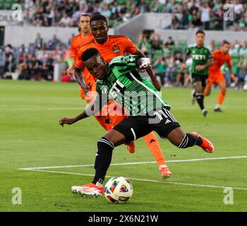 Austin, Texas, États-Unis. 15 mai 2024. L'attaquant de l'Austin FC JÃ¡der Obrian (11 ans) travaille contre l'attaquant du Dynamo de Houston Ibrahim Aliyu (18 ans) lors d'un match de football de la Ligue majeure le 15 mai 2024 à Austin. (Crédit image : © Scott Coleman/ZUMA Press Wire) USAGE ÉDITORIAL SEULEMENT! Non destiné à UN USAGE commercial ! Banque D'Images