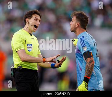 Austin, Texas, États-Unis. 15 mai 2024. L'arbitre Filip Dujic avertit le gardien de but du Houston Dynamo Steve Clark (12 ans) de perdre du temps lors des coups de pied lors d'un match de football de la Major League à Austin FC le 15 mai 2024 à Austin. (Crédit image : © Scott Coleman/ZUMA Press Wire) USAGE ÉDITORIAL SEULEMENT! Non destiné à UN USAGE commercial ! Banque D'Images