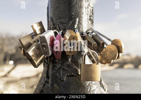 France, Paris - Jan 03, 2024 - de nombreux cadenas verrouillés sur un pilier en acier noir sur le pont. Serrures d'amour attachées ensemble pour les souhaits d'amour, symbole de const Banque D'Images