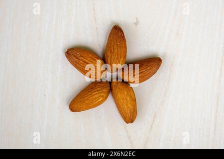 Amandes décorées sur fond de bois. En bengali, il est appelé Kath Badam. Banque D'Images