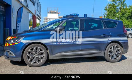 Bordeaux , France - 05 12 2024 : Gendarmerie france voiture renault gruau pittoresque signifie en véhicule de police militaire français Banque D'Images
