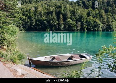 Bateau solitaire sur la rive du lac ALAT See en Bavière, Allemagne Banque D'Images