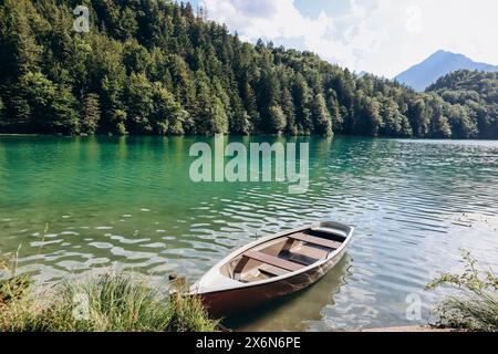 Bateau solitaire sur la rive du lac ALAT See en Bavière, Allemagne Banque D'Images