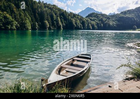 Bateau solitaire sur la rive du lac ALAT See en Bavière, Allemagne Banque D'Images