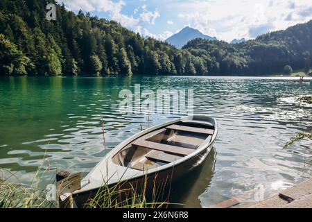 Bateau solitaire sur la rive du lac ALAT See en Bavière, Allemagne Banque D'Images