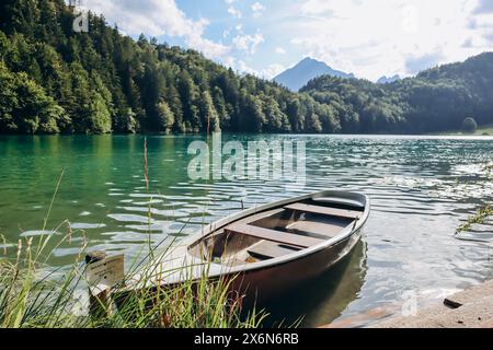 Bateau solitaire sur la rive du lac ALAT See en Bavière, Allemagne Banque D'Images