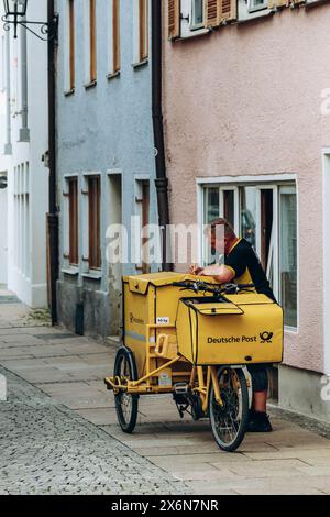 Fussen, Allemagne - 14 août 2023 : le facteur livre le courrier dans les rues de Füssen Banque D'Images