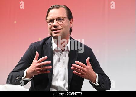 Cologne, Allemagne. 14 mai 2024. Michael Jungwirth, Directeur des politiques publiques, Vodafone Group et membre du Directoire, Vodafone Germany, intervient à Anagacom, le principal salon européen dédié au haut débit, à la télévision et à l'Internet. Crédit : Horst Galuschka/dpa/Alamy Live News Banque D'Images