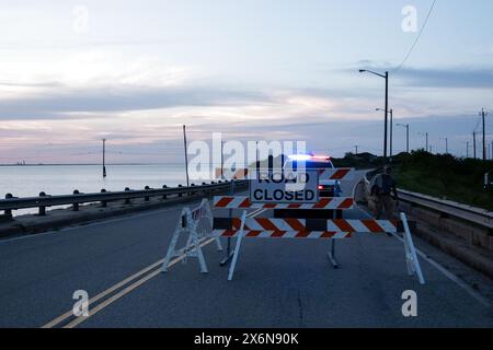 Houston, États-Unis. 15 mai 2024. Le pont de Pelican Island est fermé après avoir été touché par une barge à Galveston, Texas, États-Unis, le 15 mai 2024. Mercredi, une barge a heurté un pont à Galveston, une ville insulaire sur la côte du Golfe de l'État américain du Texas, provoquant un déversement de pétrole dans la baie et l'effondrement partiel du pont, ont déclaré les autorités. Crédit : Chen Chen/Xinhua/Alamy Live News Banque D'Images