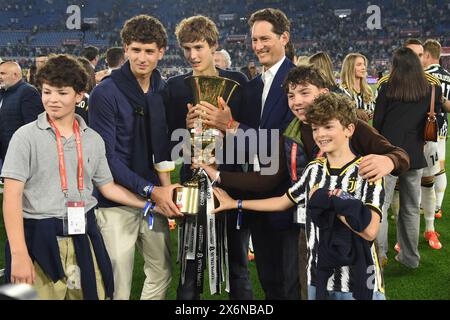 Rome, Latium. 15 mai 2024. John Elkann avec la coupe lors du match final de coupe d'Italie entre Atalanta contre Juventus au stade olympique, Italie, le 15 mai 2024. Crédit crédit : massimo insabato/Alamy Live News Banque D'Images