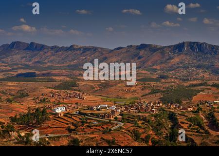 Paysage de Madagascar. montagne avec champs et villages. Destruction de la nature en Afrique, saison chaude à Madagascar. Champs orange avec maisons. Guetteur vi Banque D'Images